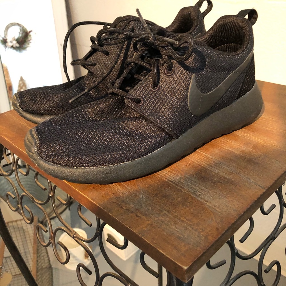Women’s Nike Roshe. Size 6. Worn once.